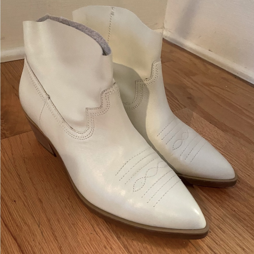 White leather Treasure & Bond western style size 6.5 booties